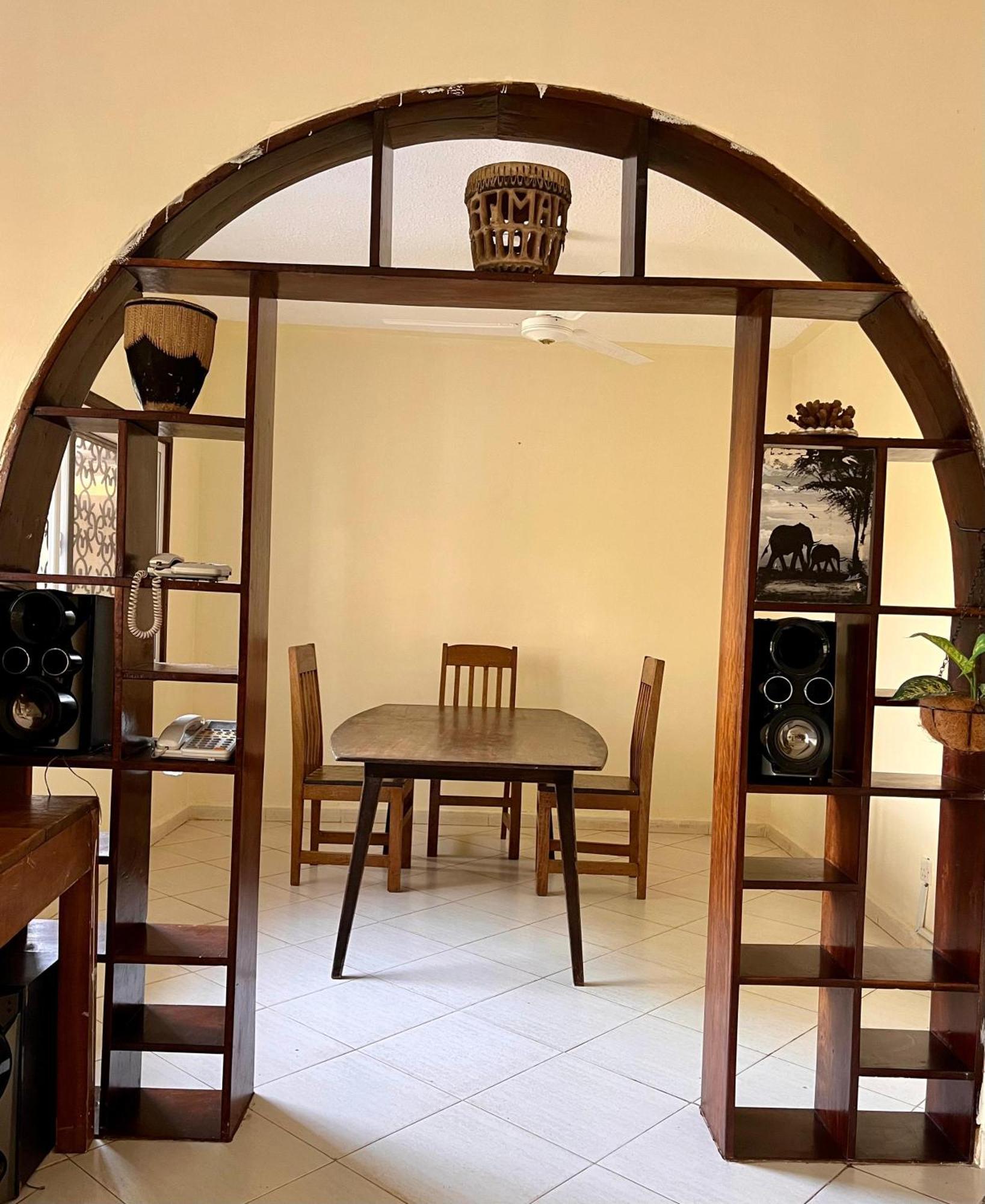 Akogo House - Bnb , Hostel, Backpackers & Volunteer Center 蒙巴萨 外观 照片
