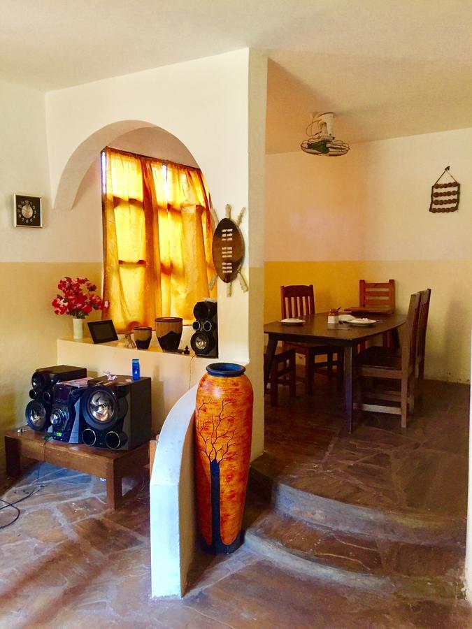 Akogo House - Bnb , Hostel, Backpackers & Volunteer Center 蒙巴萨 外观 照片