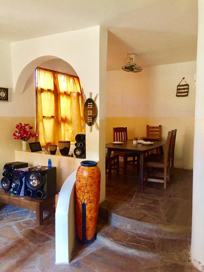 Akogo House - Bnb , Hostel, Backpackers & Volunteer Center 蒙巴萨 外观 照片